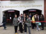 Ires, Sueli, Kleyna e Rose na entrada para visitar a casa onde nasceu Shakespear