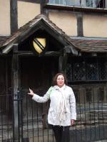 Ivana em frente a casa onde nasceu Shakespeare.