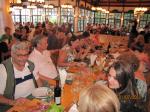 Grupo em jantar típico húngaro.