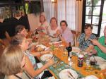 Grupo em jantar típico húngaro.