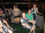 Grupo em passeio noturno pelo Danúbio.