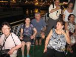 Grupo em passeio noturno pelo Danúbio.