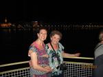 Luciana e Wanda em passeio noturno pelo Danúbio.