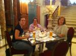 Mariana, Ail e Helena no Café Nova York, em Budapeste.
