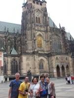 Valmor, Dani, Ivana, Dolores e Mari na Catedral de Praga.