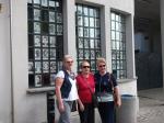 Heloisa, Ivonne e Carmen em frente à fábrica de Schindler, na Cracóvia.