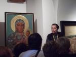 Madre Teresita explicando a história da Virgem de Czestochowa.