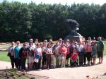 Grupo no monumento que homenageia Chopin, em Varsóvia.