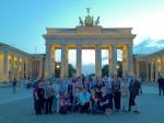 Grupo em frente à Porta de Brandemburgo, Berlin.