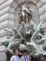 Maria Luiza e Dolores em passeio por Viena.