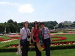 Maria Luiza, Mariana e Dolores no Palácio de Schönbrunn.