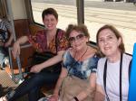 Jane, Wanda e Maria Luiza em passeio de bonde por Viena.