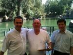 Na entrega do Certificado de Renovação do Batismo no Rio Jordão.