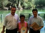 Na entrega do Certificado de Renovação do Batismo no Rio Jordão.
