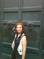 Helenita em frente ao Buco di Roma.