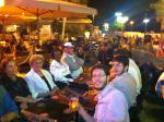 Grupo em barzinho na noite de Jerusalém.
