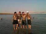 Padres Oscar e Edmundo, Andrei e Guilherme com a lama do Mar Morto.