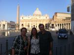 Marisa, Gilvania e Evaldo na Piazza San Pietro, no Vaticano.