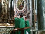 No momento da consagração, na Basílica de São Pedro, no Vaticano.