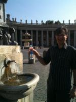 Evaldo pegando água numa fonte da Praça de São Pedro, no Vaticano.