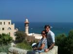 Gilvania e Evaldo com o Mar Mediterrâneo por cenário, em Jope.