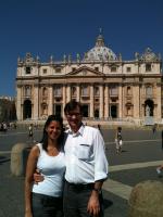 Gilvania e Evaldo na Praça de São Pedro, no Vaticano.