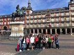 Grupo visitando a Praça Mayor, no coração de Madrid.