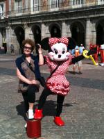 Celia visitando a Praça Mayor, no coração de Madrid.