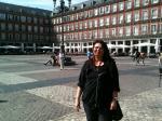 Marisa visitando a Praça Mayor, no coração de Madrid.