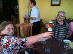 Rosita e Ivan brindando com um chop a visita a Toledo.