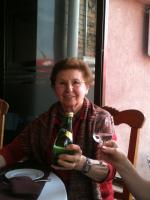 ... e Lúcia brindando com água Perrier a visita a Toledo.