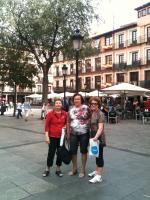Lúcia, Célia e Maria Ivone pelas ruas de Toledo.