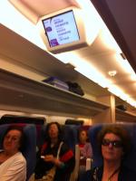 Interior do TGV, com a TV de informações...