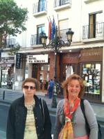 Lucia e Irma passeando em Zaragoza, Espanha.