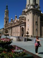 Irma em frente da Basílica de N.Sra. do Pilar em Zaragoza.
