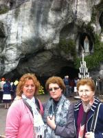 Irma, Célia e Lúcia na gruta das Aparições de N. Sra. de Lourdes.