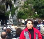 Marisa na gruta das Aparições de N. Sra. de Lourdes.