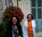 Ivania e Maria Ivone passeando nas ruas de Lourdes.