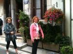 Célia e Irma passeando nas ruas de Lourdes.