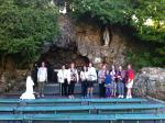 Grupo visitando a c'opia da Gruta de Lourdes em Nevers.