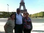 Ângela, Ivan e Rosita na Torre Eiffel em Paris.