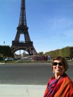 Ana na Torre Eiffel.