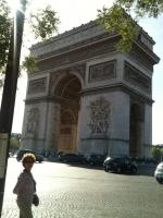 Célia, no Arco do Triumfo, em Paris.