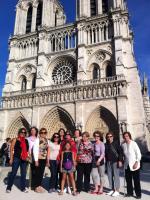 Grupo visitando a Notre Dame, Catedral de Paris.