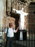 Ivan, em frente da Catedral de Notre Dame que agora tem um Cristo Redentor.