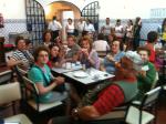 Grupo se deliciando com os famosos Pastéis de Belém, em Lisboa.