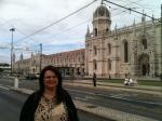 Marisa em frente ao Mosteiro dos Jerónimos, em Belém.