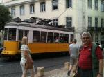 Ivan e um bonde da Carris, em Lisboa.