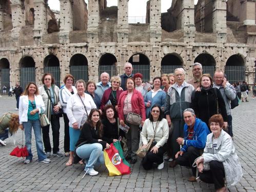 Grupo no Coliseu de Roma.