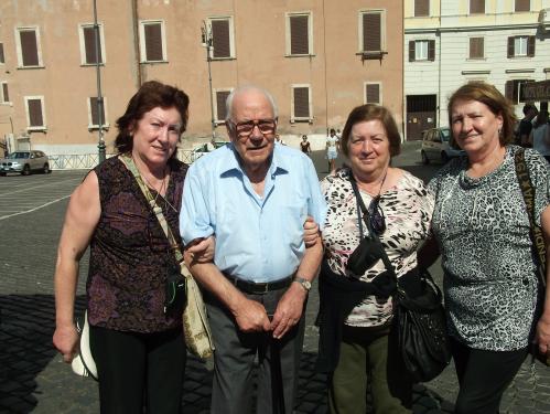 O nono italiano com as três sorelle.
